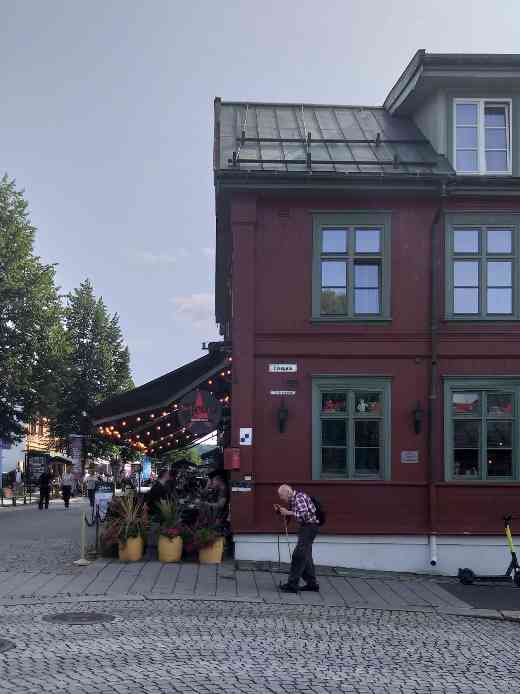 rotes Haus in Lillehammer mit Wanderer