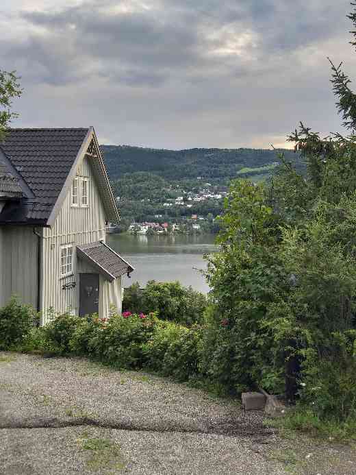 Holzhaus in Norwegen am See