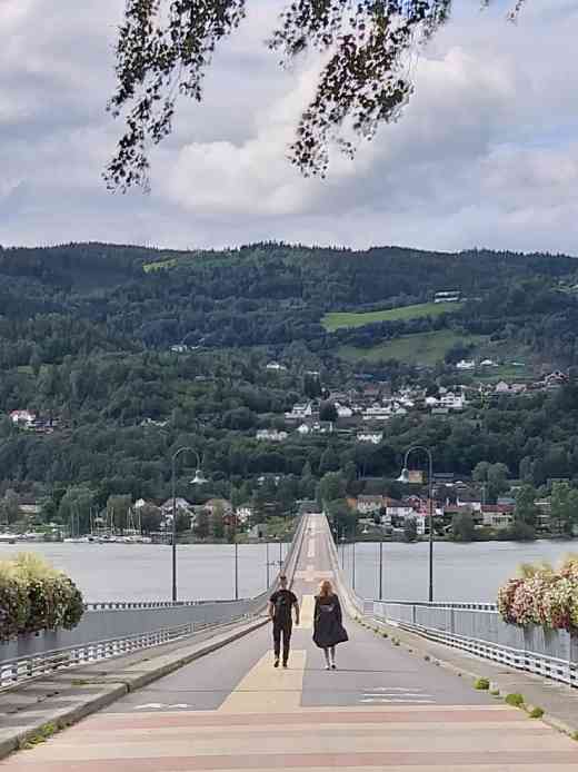 Fußgängerbrücke über den Mosja-See in Lillehammer