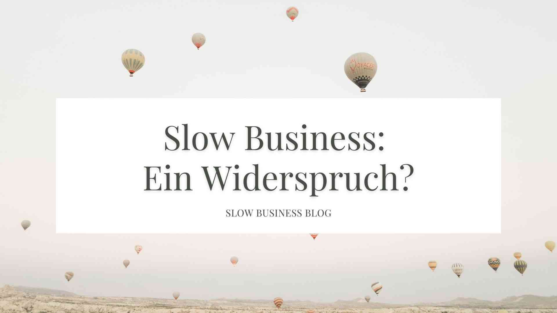 Heißluftballons schweben am Himmel